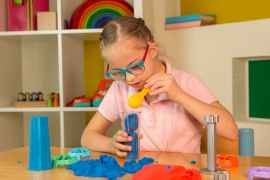   Dziecko z autyzmem w przedszkolu 2 kwietnia dzień świadomości autyzmu